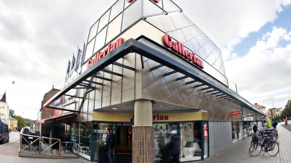 Motala centrum står med ena foten i graven, menar skribenten.