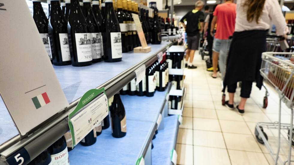 En man åtalas för stöld från Systembolaget i Enköping. Han ska ha tagit alkohol till ett värde av 632 kronor. 