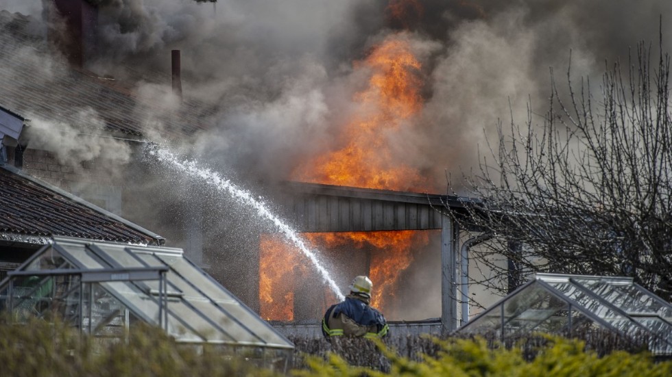 Branden var kraftig och räddningstjänsten arbetade på platsen till långt in på kvällen.