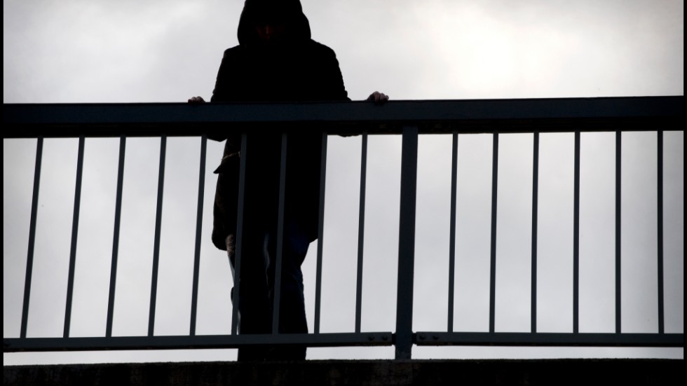 Omkring 1 500 personer tar varje år sitt liv i Sverige, skriver Rickard Bracken från Suicide Zero.