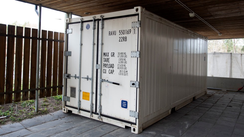 En kylcontainer för avlidna finns numera utanför Nyköpings lasarett respektive Mälarsjukhuset i Eskilstuna. En container ska också placeras utanför Kullbergska sjukhuset i Katrineholm.