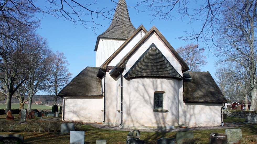 Våra gamla kyrkor stod där under pestens och kolerans tid och när spanska sjukan härjade. På bilden Väversunda kyrka.