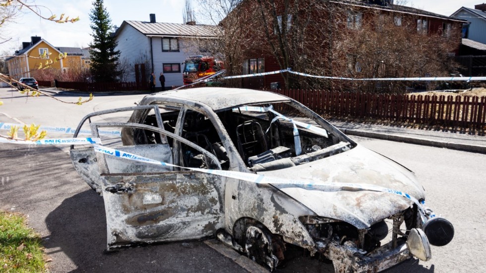 Branden började i bilen men elden spred sig tämligen snabbt till den intilliggande fastigheten.
