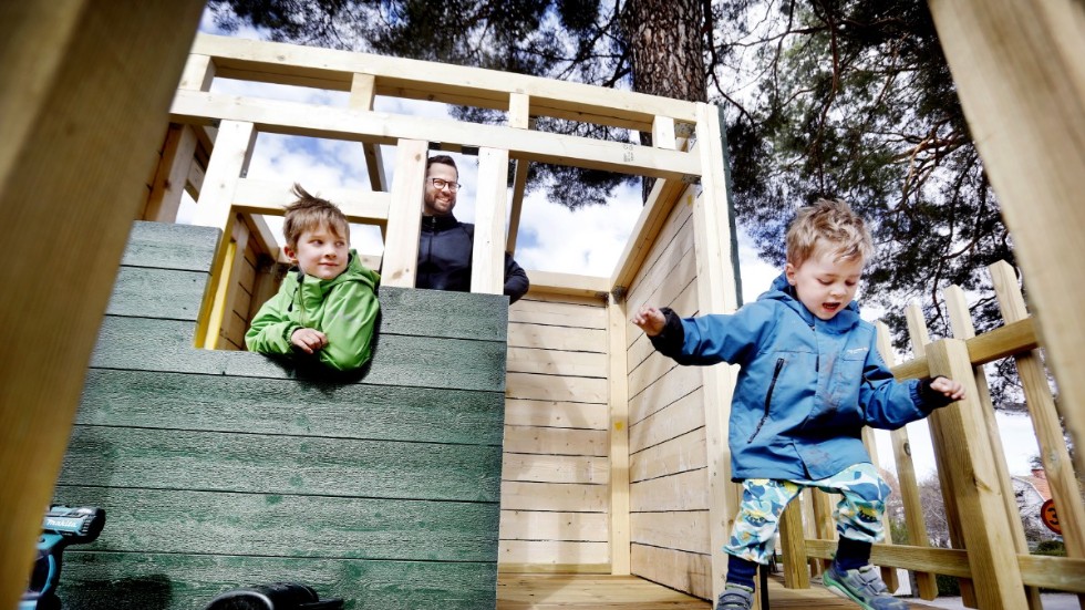 Trädkojan har redan blivit en favoritplats för syskonen Sverre och Seth. Däremot lämpar den sig inte för vuxna besökare. "Jag slår i huvudet hela tiden. Dörren kommer vara 1.40 i höjd", säger Lars Bruch.

