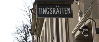 Fick inte komma in – då slog 25-åringen sönder ytterdörren och misshandlade sitt ex • Nu straffas han