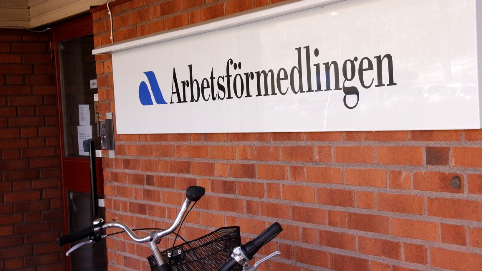 "Vi som kommun har inte råd att det nu uppstår luckor och glapp i nedskärningens tid gällande Arbetsförmedlingen." skriver Svante forslund, ordförande Liberalerna i Enköping. 