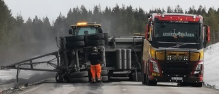 Släp till malmlastbil välte – blockerade väg