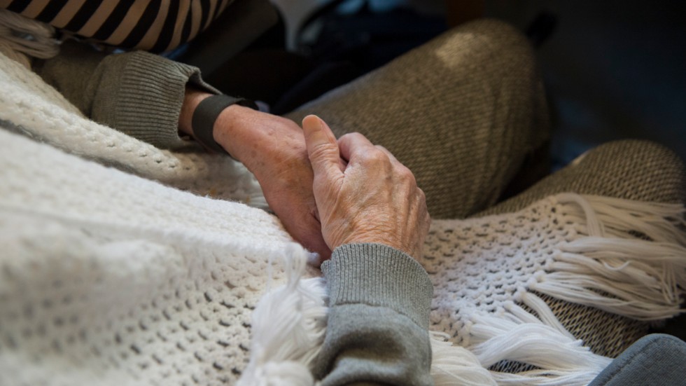 "Tyvärr möts vi varje dag av att människovärdet kränks på olika sätt genom krig och förtryck och förföljelse samt genom ovärdig vård på till exempel äldreboenden."