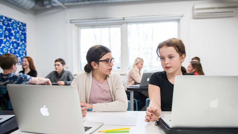 Många elever är i skolan, men många jobbar också hemifrån.