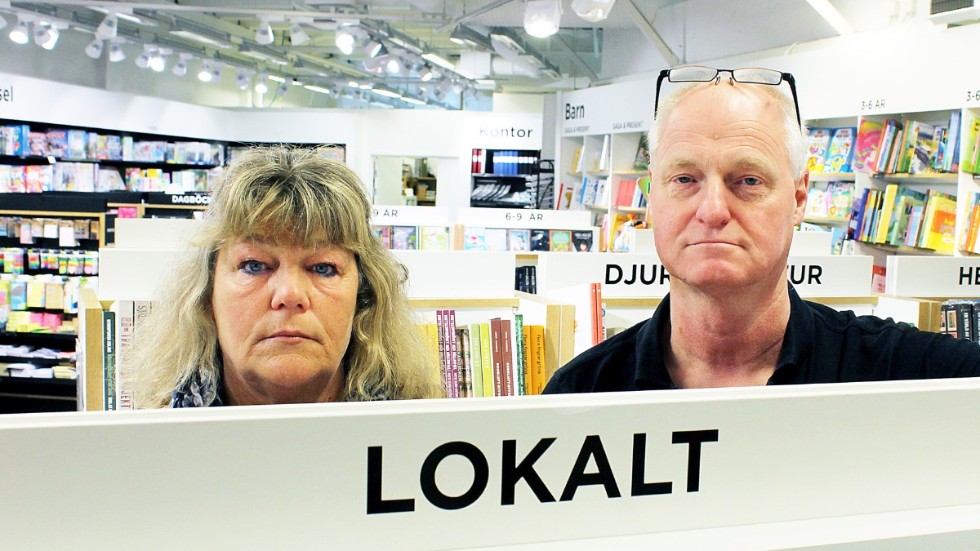 Åse och Lennart Julander stänger sin bokhandel i Gallerian, bland annat för att för få handlar lokalt.
- Det är svårt att driva bokhandlar i mindre städer, säger Lennart Julander.