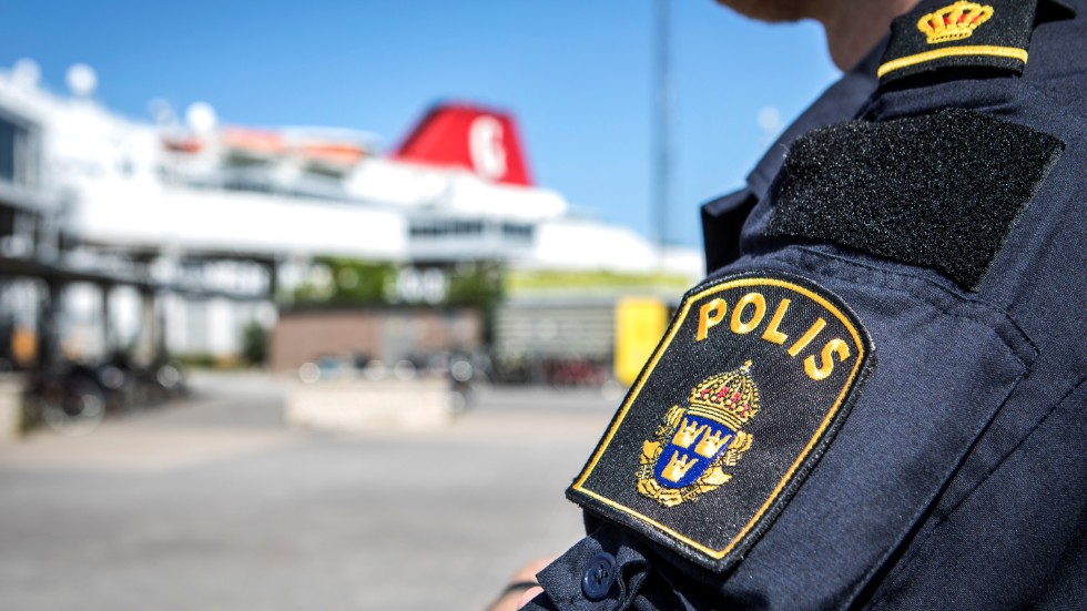Det var utanför en restaurang i Visby hamn som den dömde mannen förolämpade en polis genom att använda rasistiska uttryck.