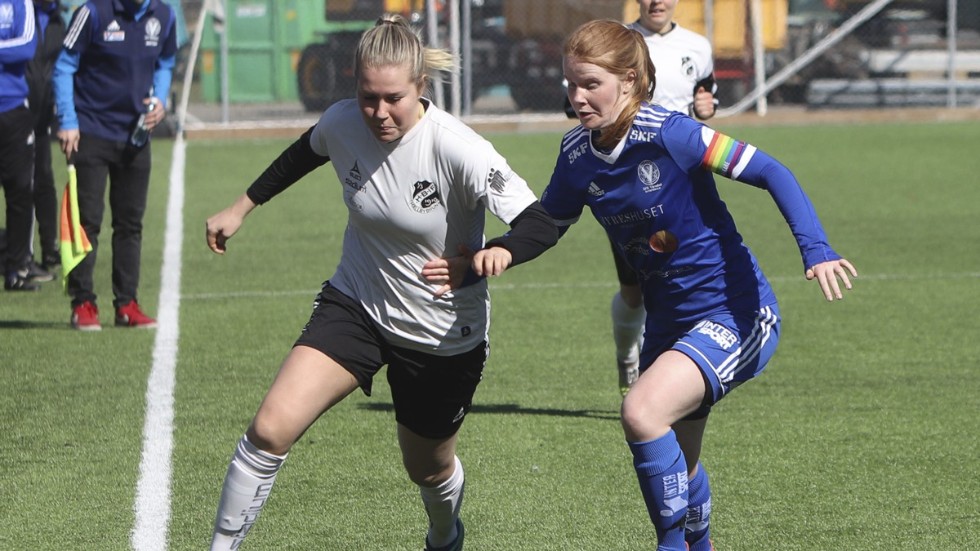 Emilia Karlsson var en av fem målskyttar när DFK Värmbol vann seriepremiären.