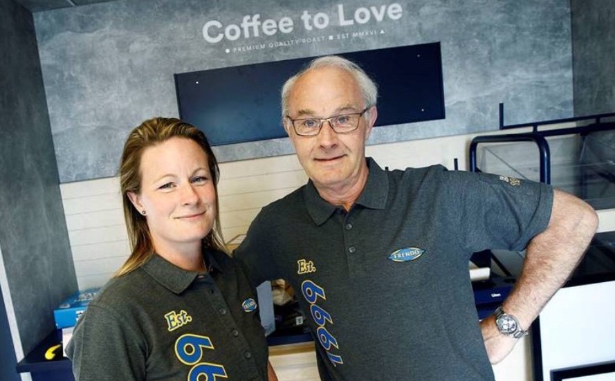 Caroline Hultmark och Bengt Wall äger Frendo i Borensberg. Caroline känner en osäkerhet att själv behöva transportera stora summor pengar.