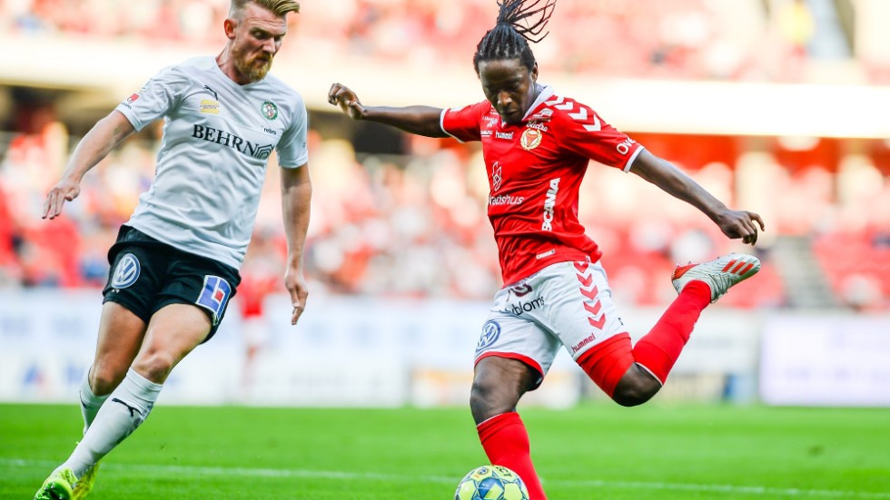 Örebros Michael Almebäck, till vänster, är inte rädd att bli smittad om allsvenskan återstartar i juni. Arkivbild.
