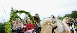 Folkdans, midsommarstång och barnens höhopp på Hägnan