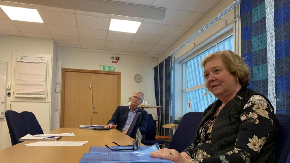 En nöjd Marianne Walter (S) har stoppat upphandlingen av Strömsborg vilket Maths Andersson (L) beklagar.