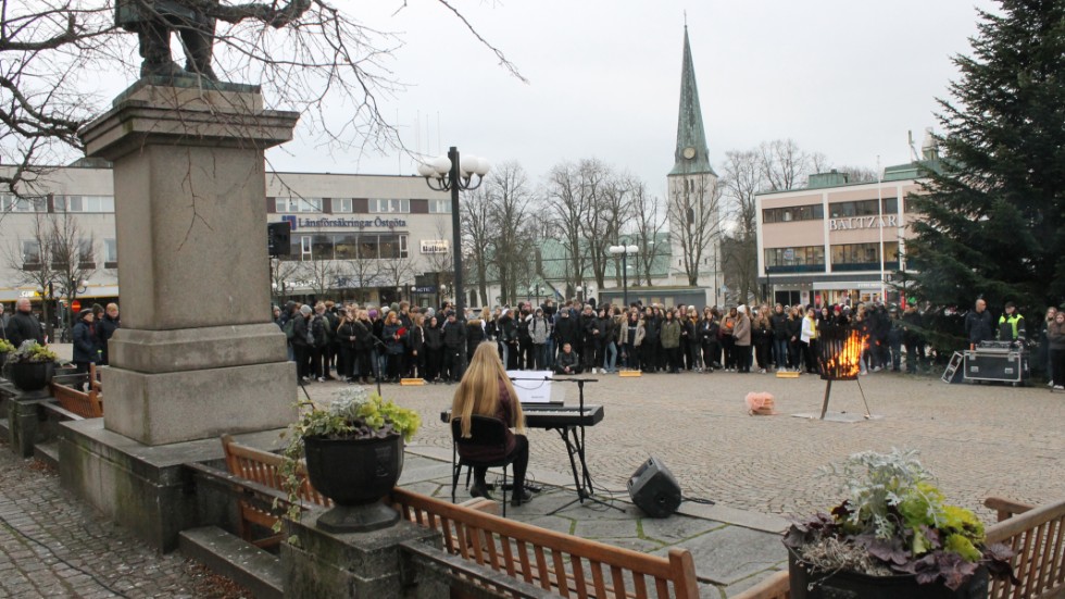 Elever från Motalas skolor kom till en samling på Stora Torget i Motala på Förintelsens minnesdag. Arkivbild från 2020.