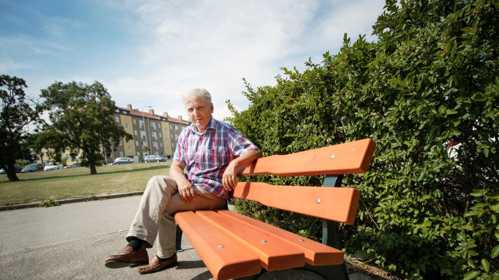 Åke Karlsson, förstanamnet för Landsbygdspartiet i Norrköping, vill stoppa både vindkraften och Ostlänken.
