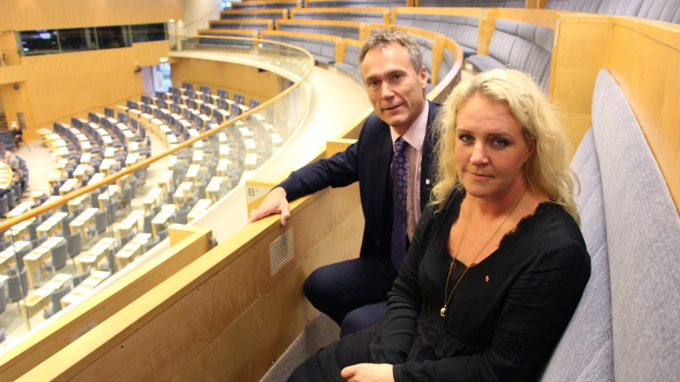 Lars Thomsson och Hanna Westerén i riksdagens kammare.