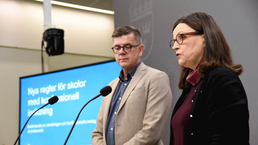 Regeringens utredare Lars Arrhenius och utbildningsminister Anna Ekström (S). 