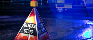 Personbil körde in i lyktstolpe