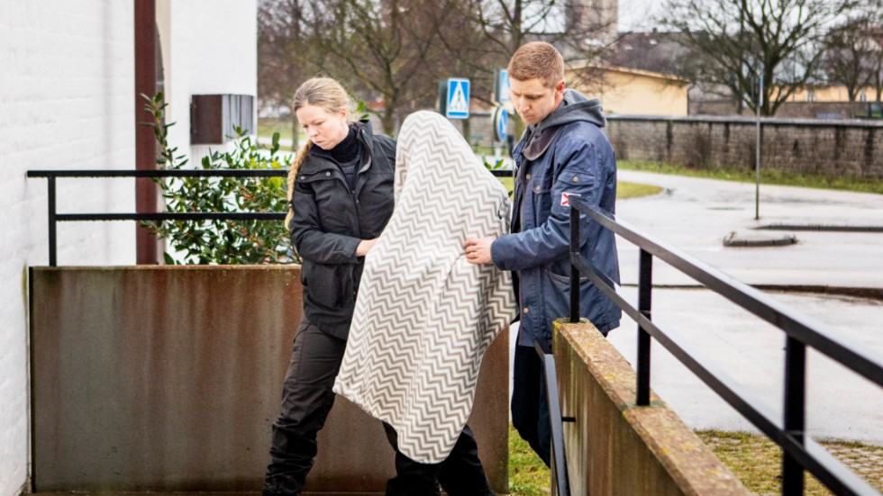 På bilden förs den mordmisstänkte mannen in i tingsrätten, vid häktningsförhandlingen som hölls för en vecka sedan.