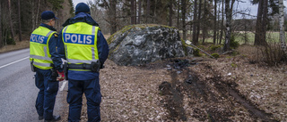 Man död efter att ha kört in i klippblock