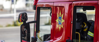 Bilar skadade efter containerbrand