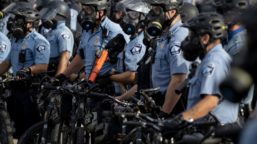 Poliser samlas för att bemöta protester i Minneapolis i Minnesota, några dagar efter att svarte George Floyd dödades av polis i staden.