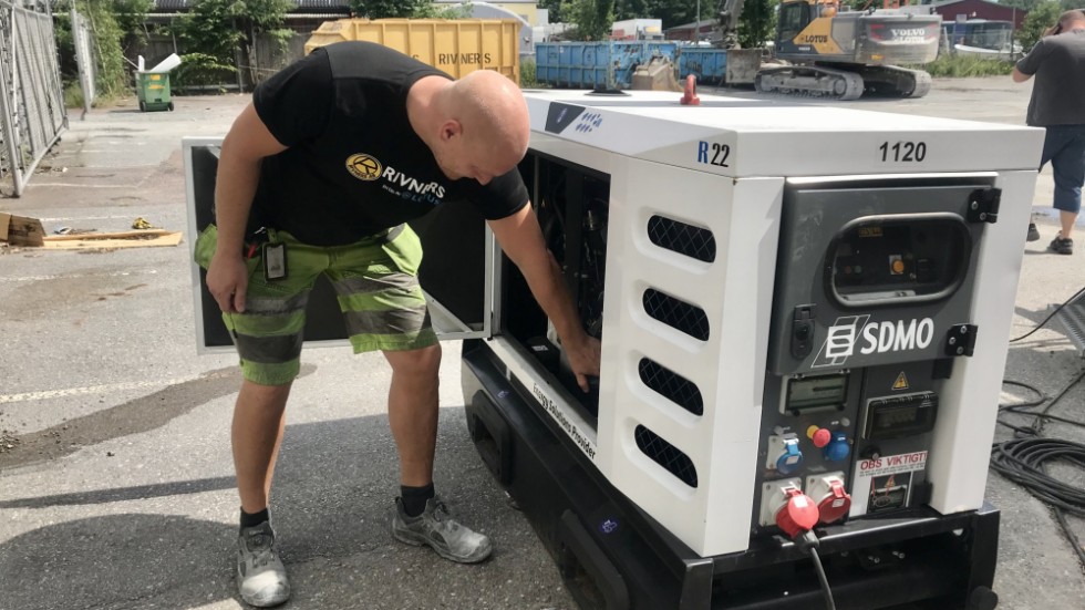 "Det är mycket mindre diesel i tanken nu jämfört med förut", säger rivaren Thomas Lundvall som misstänker att någon har slangat diesel ur maskinen.