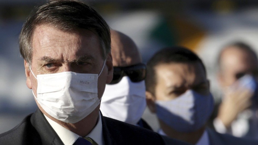 Brasiliens president Jair Bolsonaro med munskydd. Tidigare i veckan dömdes den coronaskeptiske presidenten av en domstol att bära munskydd när han rör sig i offentliga sammanhang, annars väntar böter.