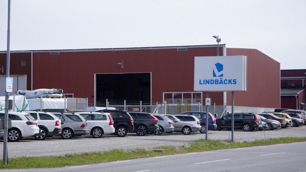 Lindbäcks bygg för nu diskussioner om att hyra ut fabriken i Öjebyn i andra hand till en intressent. (Arkivbild)