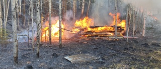 Flera sommarstugor hotade av gräsbrand  