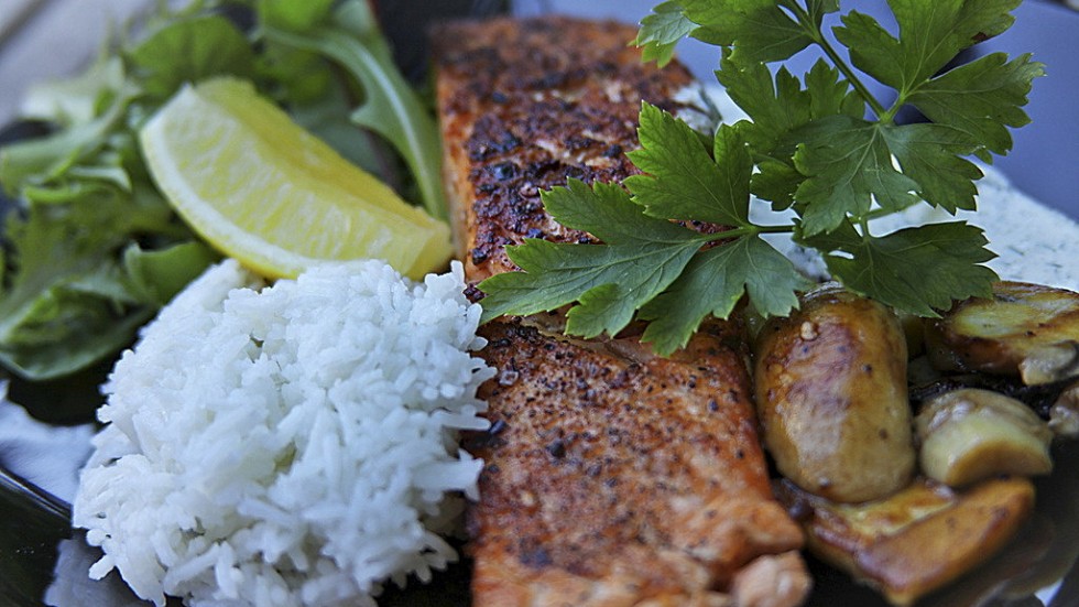 Pepprig lax med kyld ört- och romsås är god sommarmat med spännande kontraster.