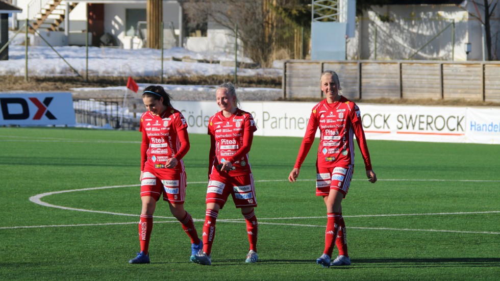 En stark linje. Sejde Abrahamsson, tvåmålskytten Astrid Larsson och Julia Karlernäs efter 4-1-segern i träningsmatchen mot Morön.