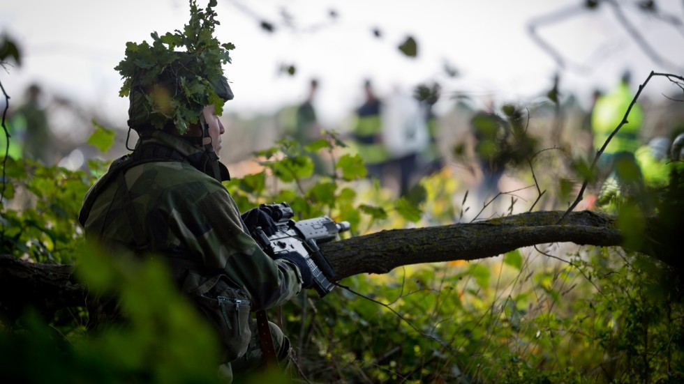 Att återuppbygga det civila försvaret blir än svårare än att stärka det militära försvaret.