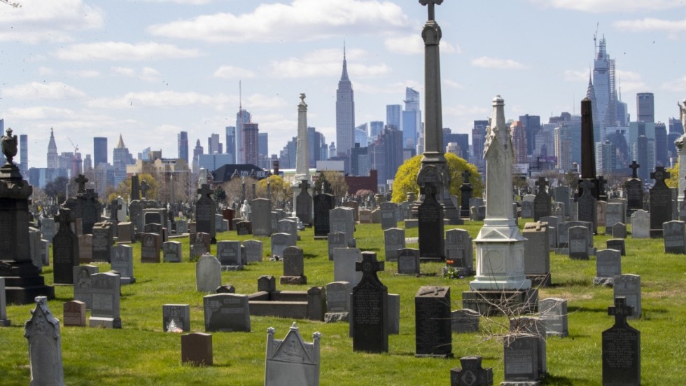 Manhattan syns bakom kyrkogården Calvary Cemetery i stadsdelen Queens i New York.