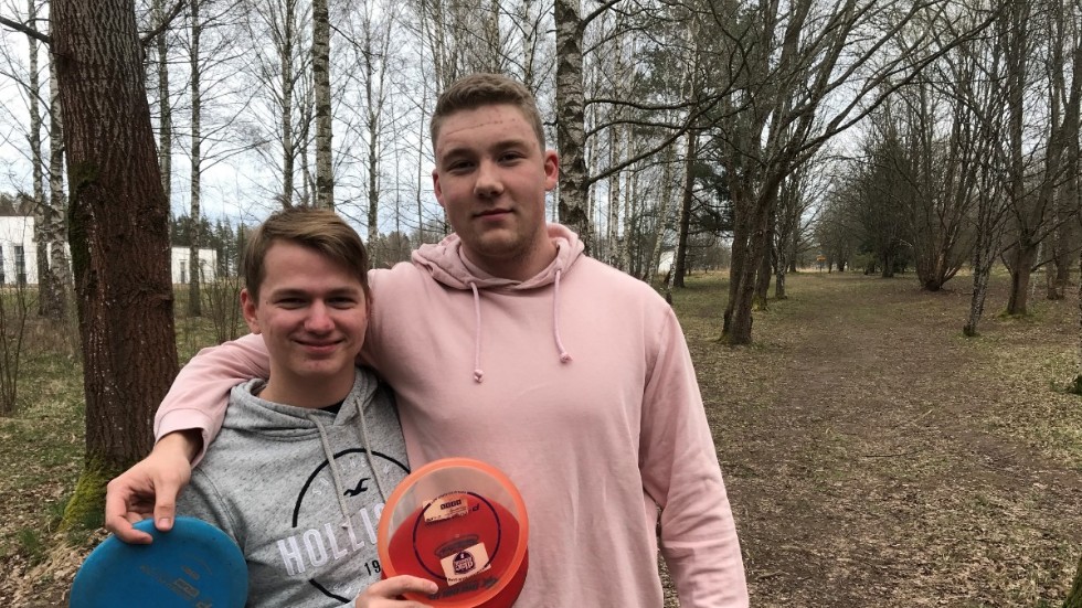 Melvin Wahlström och Alex Karlsson spelade discgolf i Bondebacka i påskhelgen. Discgolf är en rolig sport, bra umgängesform och perfekt utomhusaktivitet i coronakrisens tid.