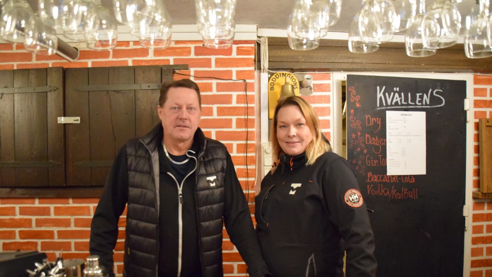 Anders Gustafsson och Sofia Forsberg i wärdshusets pub.