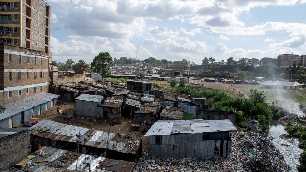 We Effects kartläggning från länder i Asien, Europa, Afrika och Latinamerika visar att människor redan drabbats hårt, skriver debattörerna. Bilden visar slumområde i Nairobi, Kenya. 