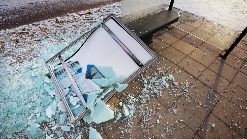 En busskur i Eskilstuna fick flera rutor krossade under lördagsnatten. Gärningsmannen hittades med hjälp av uppgifter från vittnen på platsen. Bilden är tagen i ett annat sammanhang.