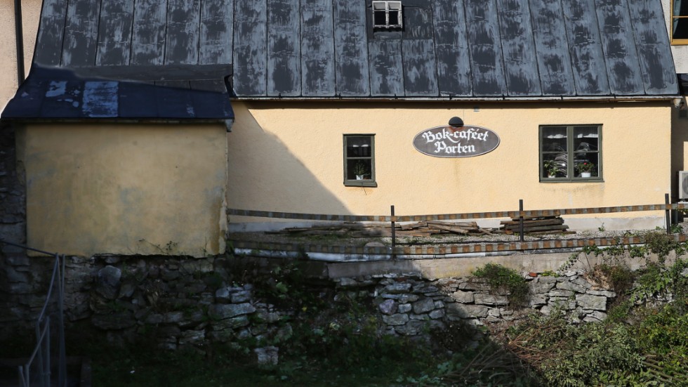 Bokkaféet Portens uteplats är byggd på en del av ringmuren som rasade 1863. Så här såg muren ut innan den restaurerades.