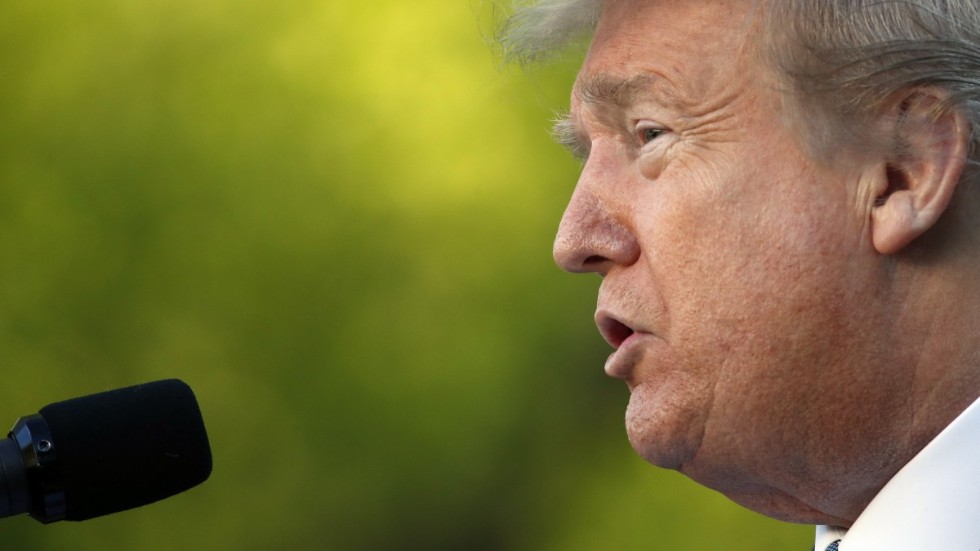 Donald Trump talar om coronaviruset i Vita husets rosenträdgård.