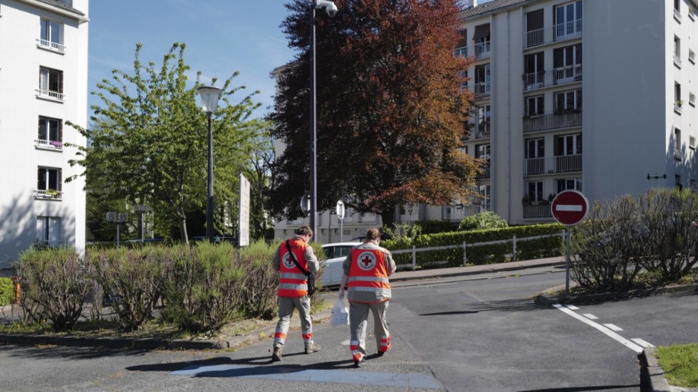 Frivilliga från franska Röda Korset bär ut mediciner till människor som är isolerade i Paris. Arkivbild.