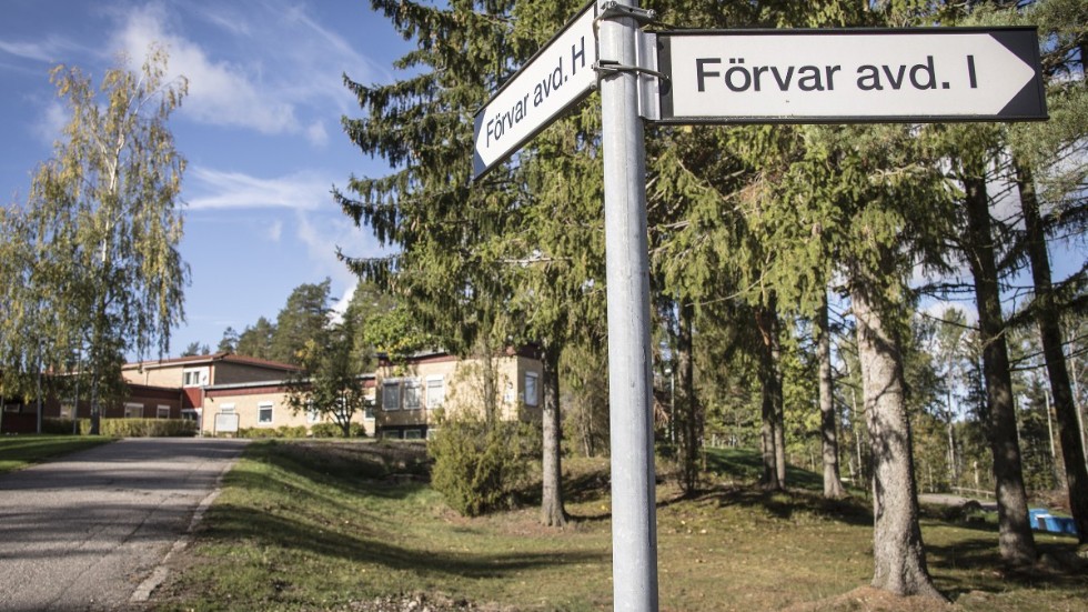 En förvarstagen i Flen började skrika och sparka när personalen inte kunde åka och köpa salva direkt.
