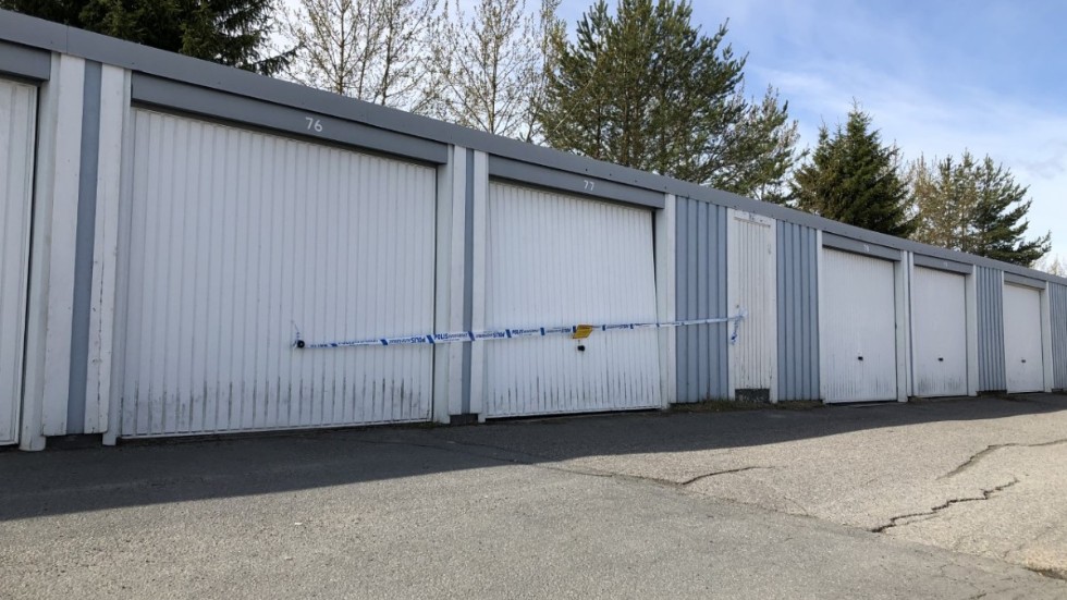 Här i garaget hittades den hemmagjorda bomb som mannen ska ha hanterat. Han åtalats även för att ringa dopningsbrott, narkotikabrott, hot mot tjänsteman och två fall av brott mot knivlagen.