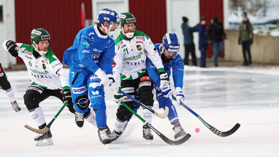 Kasperi Hirvonen och Jonas Enander i kamp med Frillesåsförsvaret. IFK tog nu sin femte av sex möjlga poäng i de tre senaste matcherna.