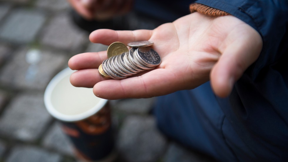 Hur  klarar sig uteliggarna nu, utan härbärge? Vore det inte idé att låta dem få filtar och kläder från våra second hand-butiker? funderar skribenten. (Arkivbild)