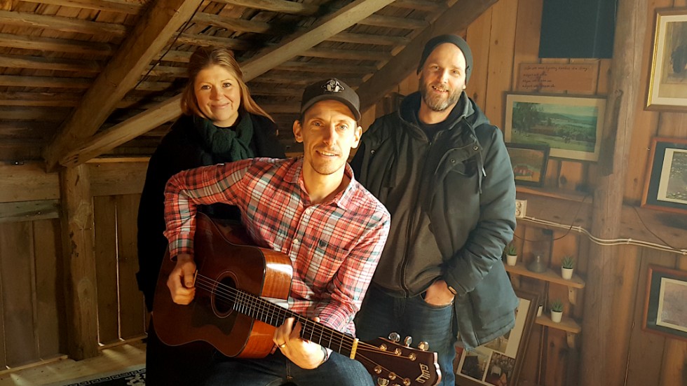 Plats på scen på loftet för Jenny Bringeland, Gunnar Bringeland och Daniel Holmgren.
