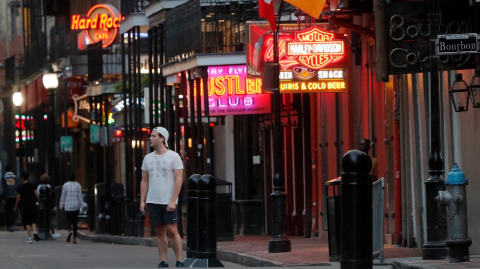 Vanligtvis är det fullt av turister på Bourbon Street i New Orleans. Men nu är gatan nästintill folktom.
